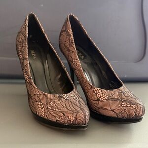 Like new! Elegant Lace Patterned Heels